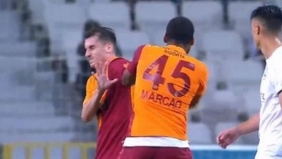Insólito: Expulsan a futbolista por golpear a su compañero