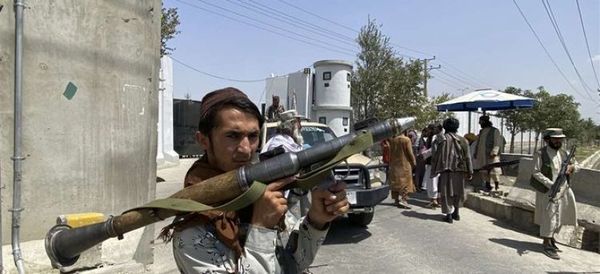 Kabul vuelve a la vida lentamente y con miedo bajo el nuevo régimen talibán