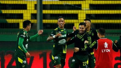 Lucas Barrios colabora en victoria de Defensa y Justicia