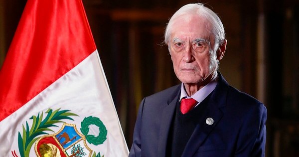 La Nación / Renuncia el canciller de Perú, primera baja en el gabinete de Castillo