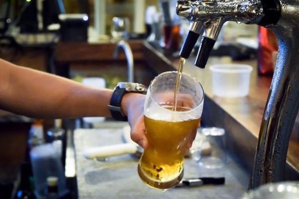 Fue culpa del bar: ganó demanda contra local al que acusó de emborracharle