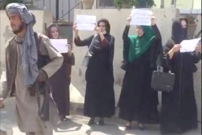 Crónica / Mujeres ponen pecho, con miedo al Talibán