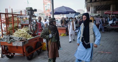 La Nación / Talibanes prometen perdón general y respetar a mujeres, según el islam
