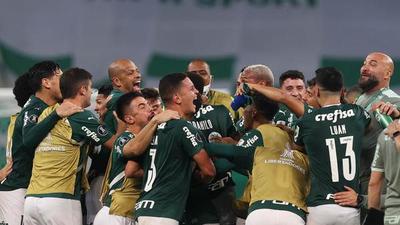 Palmeiras dio un nuevo paso hacia el bicampeonato de la Copa Libertadores al clasificarse a semifinales luego de golear 3-0 a Sao Paulo este martes en el Allianz Parque, una victoria que reforzó el empate (1-1) conseguido en el Morumbí. – Prensa 5