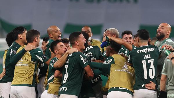 Palmeiras dio un nuevo paso hacia el bicampeonato de la Copa Libertadores al clasificarse a semifinales luego de golear 3-0 a Sao Paulo este martes en el Allianz Parque, una victoria que reforzó el empate (1-1) conseguido en el Morumbí. – Prensa 5