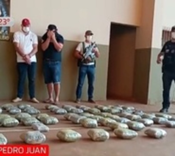Agente de policía cae con kilos de marihuana en su poder - Paraguay.com