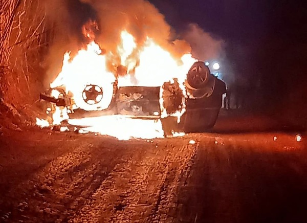 Camioneta VUELCA y se INCENDIA en camino RURAL