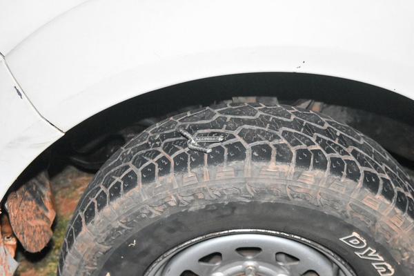 Arrojan clavos miguelito sobre ruta causando daños a neumáticos de varios vehículos – Prensa 5