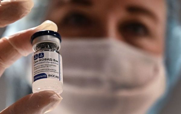 Rusia asegura que primera dosis de Sptunik V aplicada en Paraguay tiene una eficacia del 93,5%