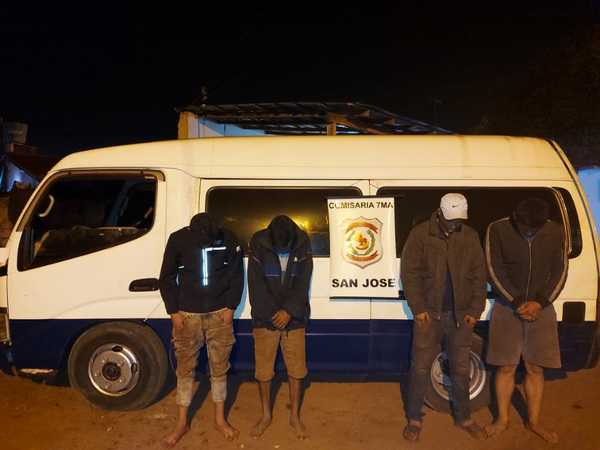 Incautan furgoneta que transportaba carne y apresan a cuatro hombres - La Clave