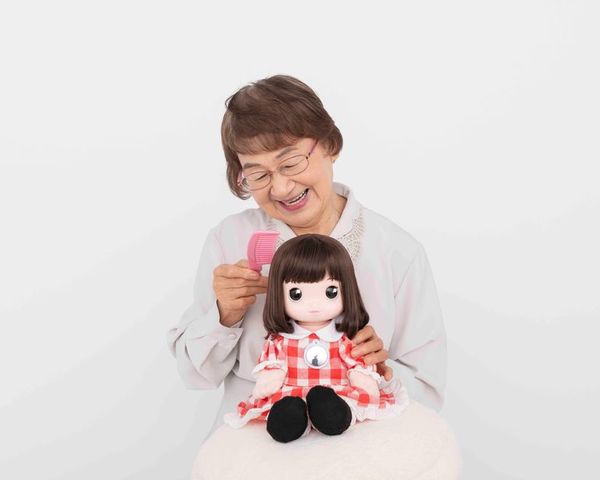 Desarrollan una muñeca con IA para aliviar el aislamiento de la tercera edad - Tecnología - ABC Color