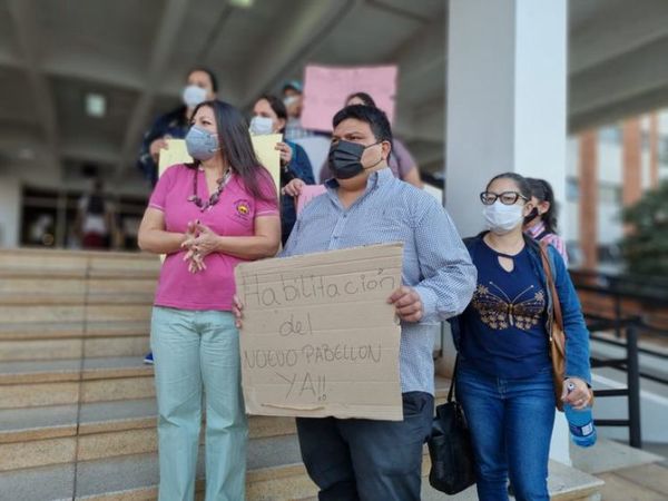 Funcionarios de Clínicas se movilizan por mejoras para el personal de Salud
