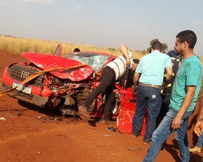 Choque de vehículos deja dos lesionados y daños materiales