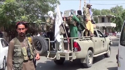 Talibanes escalan poder: Mataron al menos a tres manifestantes durante protestas por mantener la bandera de Afganistán