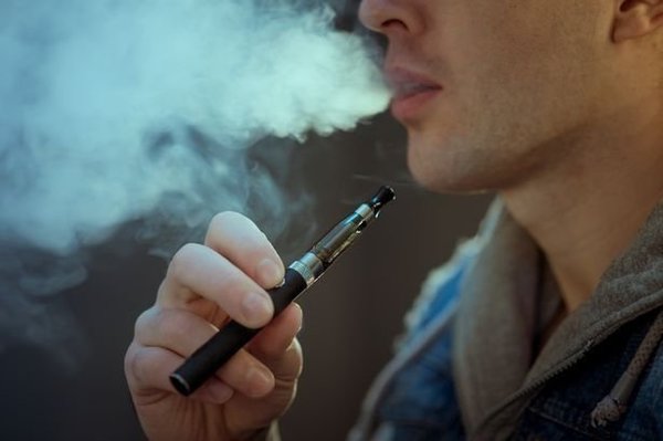 Afirman que fumar y vapear producen efectos nocivos a la salud - La Clave
