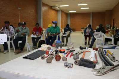 Dictan curso de fontanería en Loma Plata