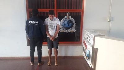 Hombre fue a vacunarse contra el Covid-19 y quedó detenido