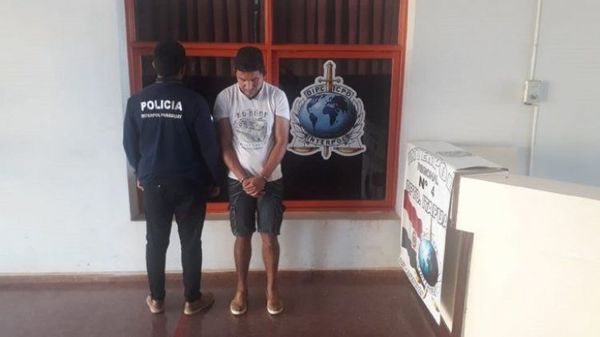 Hombre fue a vacunarse contra el Covid-19 y quedó detenido por orden de captura