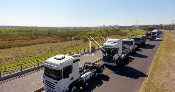 La Nación / No hay pleno acuerdo y el paro de camioneros continuará