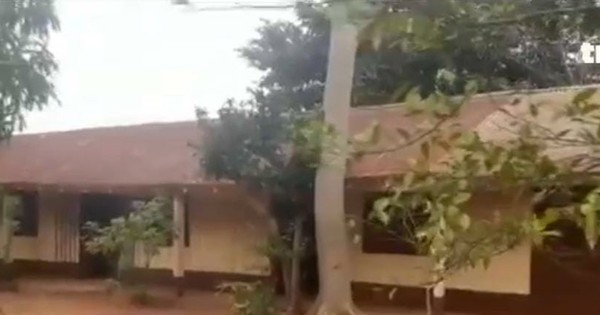 La Nación / Santaní: escuelita de madera en riesgo de derrumbe, padres denuncian abandono de autoridades