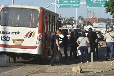 Promulgan ley que castiga penalmente a transportistas que hacen reguladas - Nacionales - ABC Color