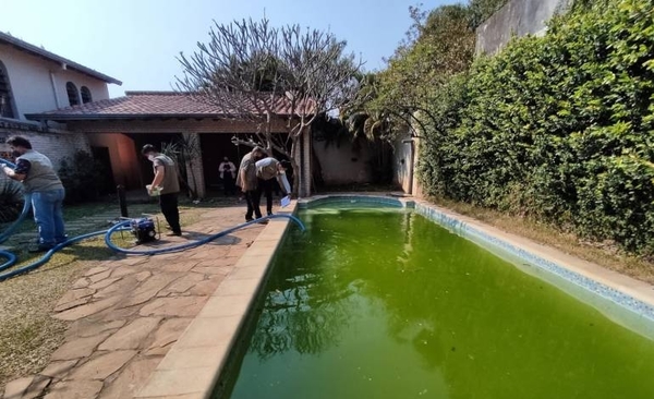 Diario HOY | Municipio interviene mansión con piscina sucia y criaderos de mosquito