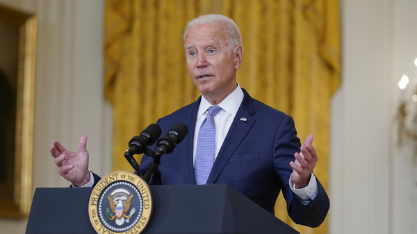 Biden dice que no había forma de retirarse de Afganistán sin desatar «caos»