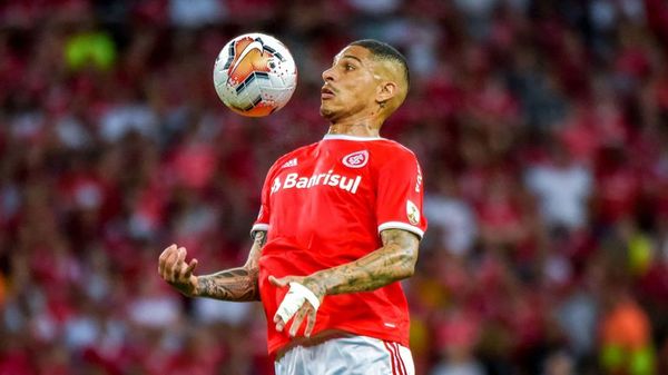El peruano Paolo Guerrero sale ileso de un accidente de tránsito en Brasil - Fútbol Internacional - ABC Color