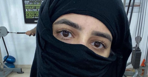 La Nación / Posó con remera negra en forma de burka: Pati Ginzo alborotó las redes con su publicación