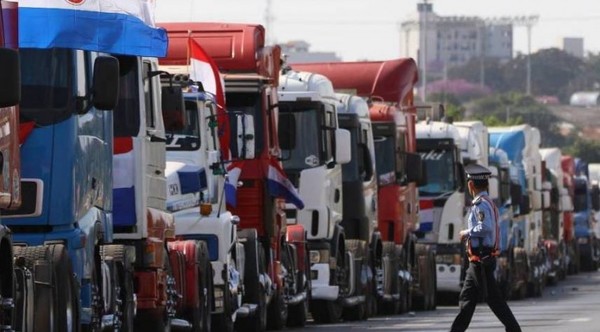 Negociaciones con camioneros se extienden y continúa el paro al menos un día más