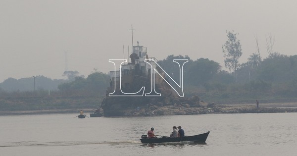 La Nación / Bajante del río: canoeros de Limpio ofrecen paseo hasta el peñón para ganar algo de dinero