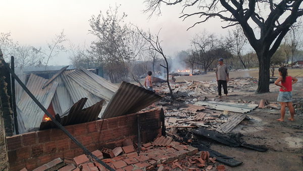 Incendio deja sin viviendas a dos familias