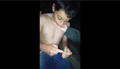 ¡Obsesionado hasta el sueño! Un niño se vuelve viral por jugar videojuegos dormido