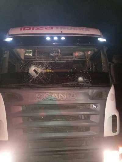 Atacan a pedradas a cinco camiones en Minga Guazú