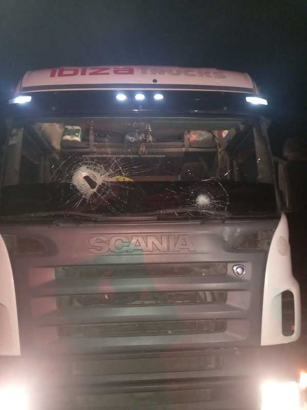 Atacan a pedradas a cinco camiones en Minga Guazú