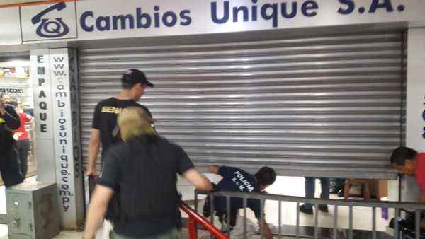 Conexiones del esquema de lavado de dinero de Cambios UNIQUE