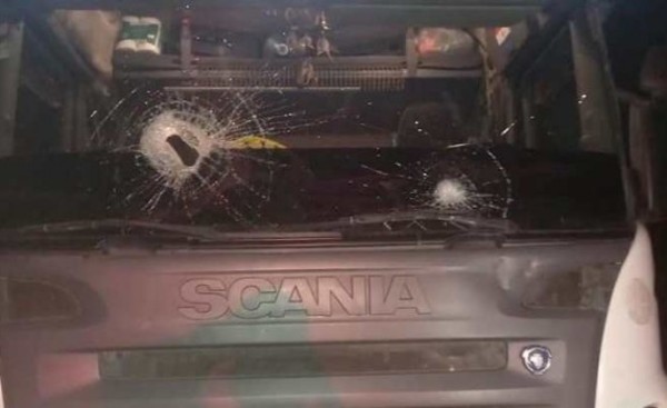 Huelguistas “patoteros” atacan a pedradas cinco camiones