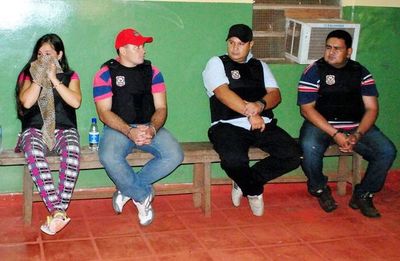 Condenan a policías que “entregaron” cocaína decomisada a concejales - Nacionales - ABC Color