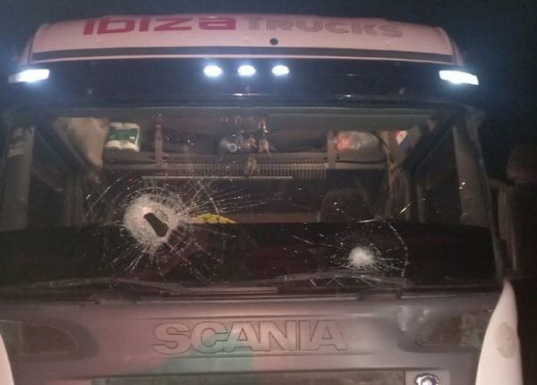 Desconocidos atacan con piedras cinco camiones en Minga Guazú