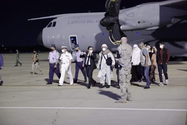 Primeros españoles y afganos evacuados de Afganistán llegan a Madrid - Mundo - ABC Color