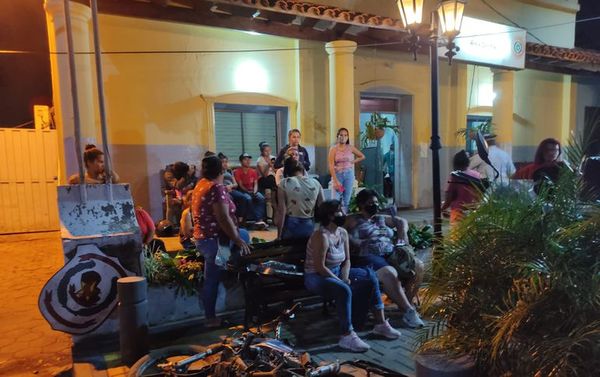Familiares de detenidos por caso de homicidio se manifiestan frente a comisaría de Luque - Nacionales - ABC Color