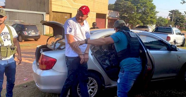 La Nación / Policía atropella barrera con drogas