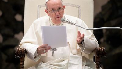 El Papa pide a latinoamericanos vacunarse como un "acto de amor"