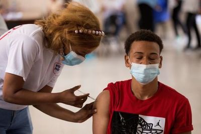Un estudio reveló que en los lugares donde se aplican pocas vacunas hay cinco veces más probabilidad de morir a causa del COVID-19