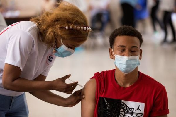 Un estudio reveló que en los lugares donde se aplican pocas vacunas hay cinco veces más probabilidad de morir a causa del COVID-19
