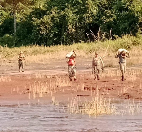 Marina HALLA MARIHUANA abandonada a orilla del Lago de Itaipú