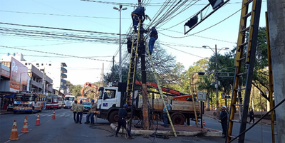 ANDE y empresas privadas coordinan retiro de postes aéreos en el microcentro - La Clave