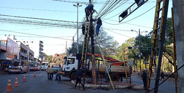 ANDE y empresas privadas coordinan retiro de postes aéreos en el microcentro - La Clave