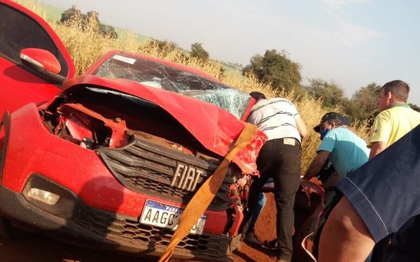 Choque frontal entre dos camionetas deja dos heridos graves en Tavapy - La Clave