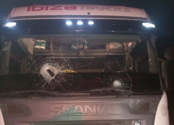 Desconocidos atacan con piedras cinco camiones en Minga Guazú